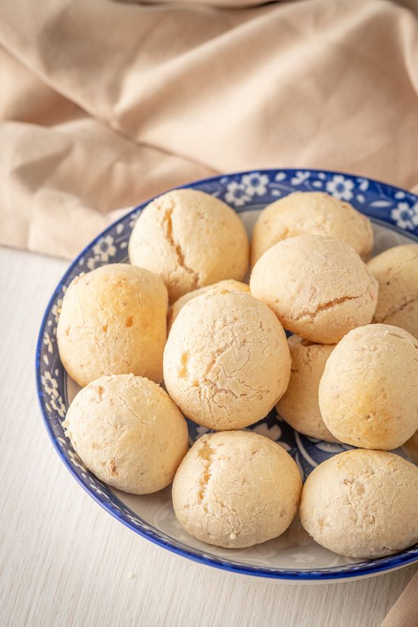 Pão de queijo fit com batata-doce e bacon artesanal