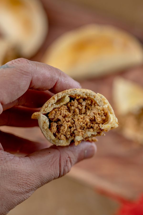 Pastel de forno fit com massa de mandioquinha e recheio de patinho moído