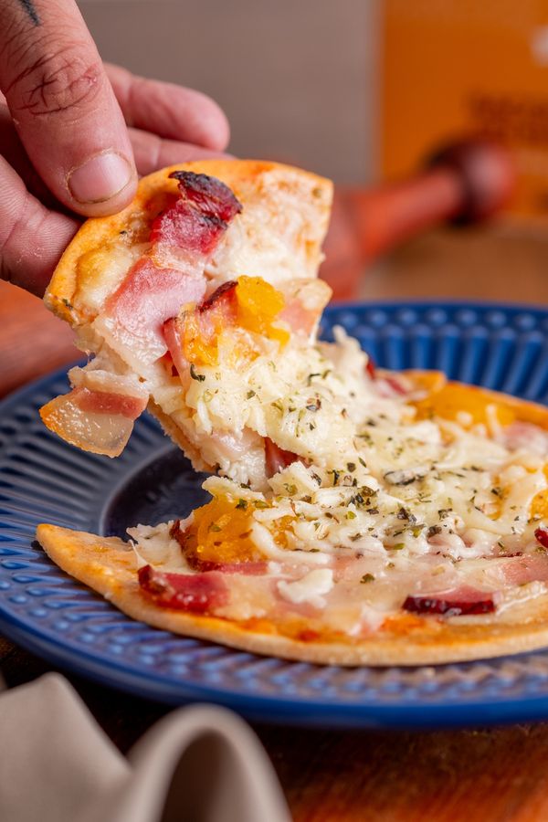 Pizza low carb de bacon artesanal e geleia de damasco