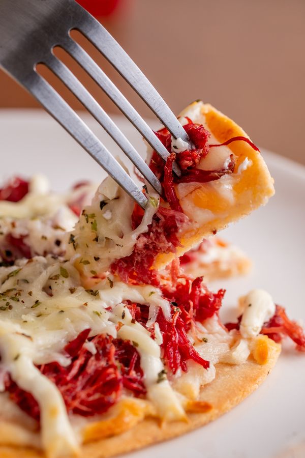 Pizza low carb de carne seca com cream cheese
