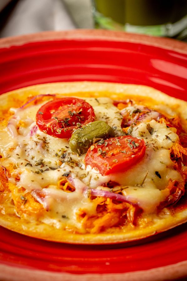 Pizza low carb de frango com azeitona