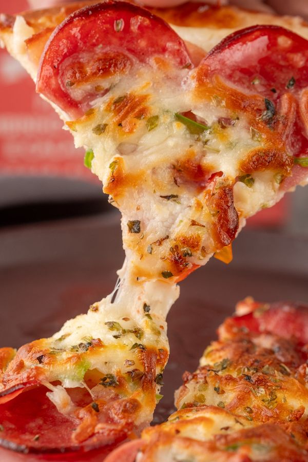 Pizza low carb de lombinho canadense e calabresa