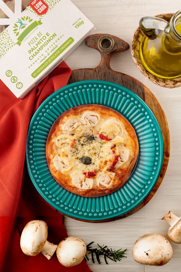 Pizza low carb de palmito e champignon