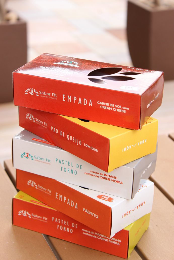 Embalagens coloridas dos produtos Sabor Fit empilhadas